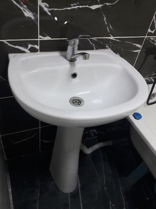 Раковину с подвесным зеркалом