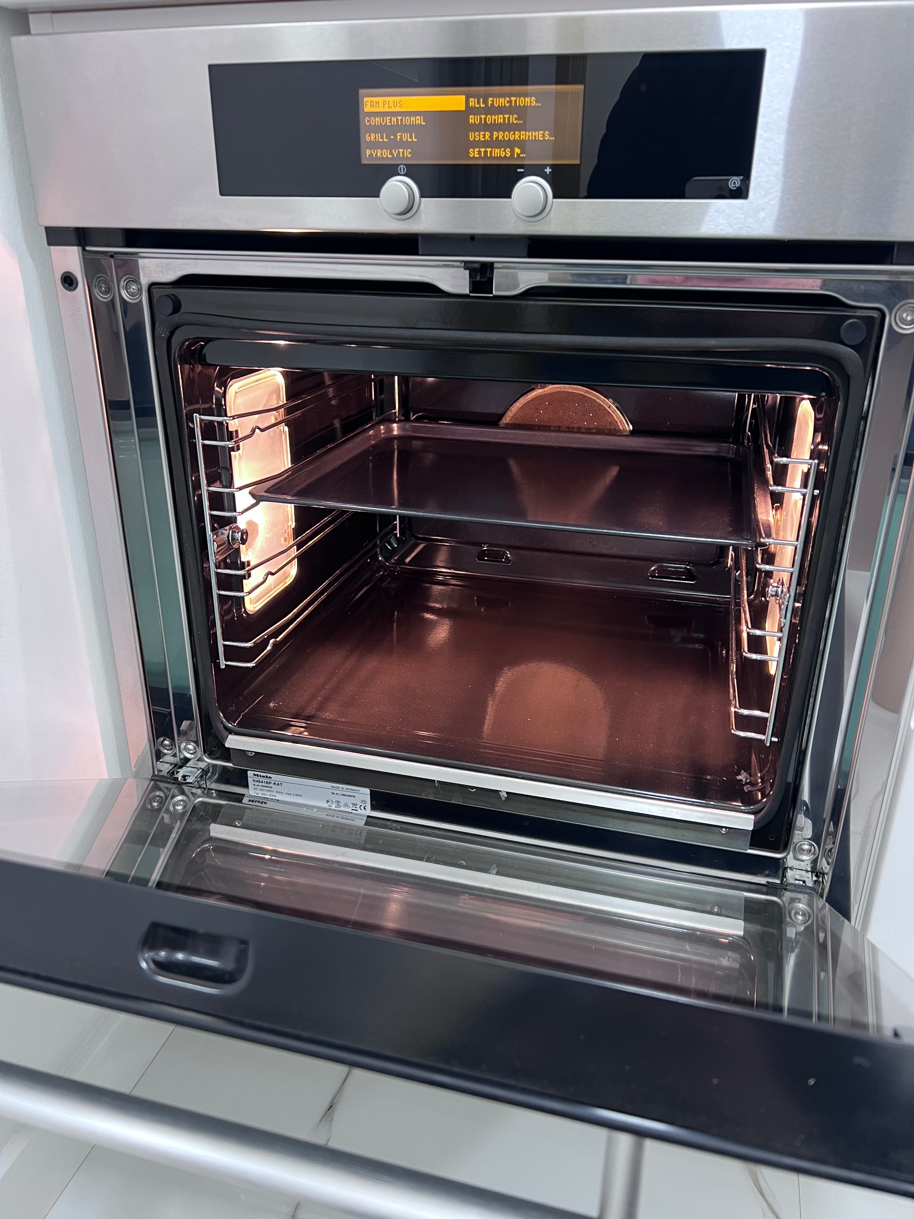 Cuptor inclus in mobila Miele