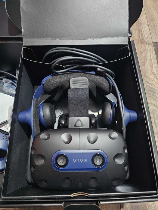 Set complet VIVE Pro 2 (ochelari VR) + tripod pentru statii (2 buc)
