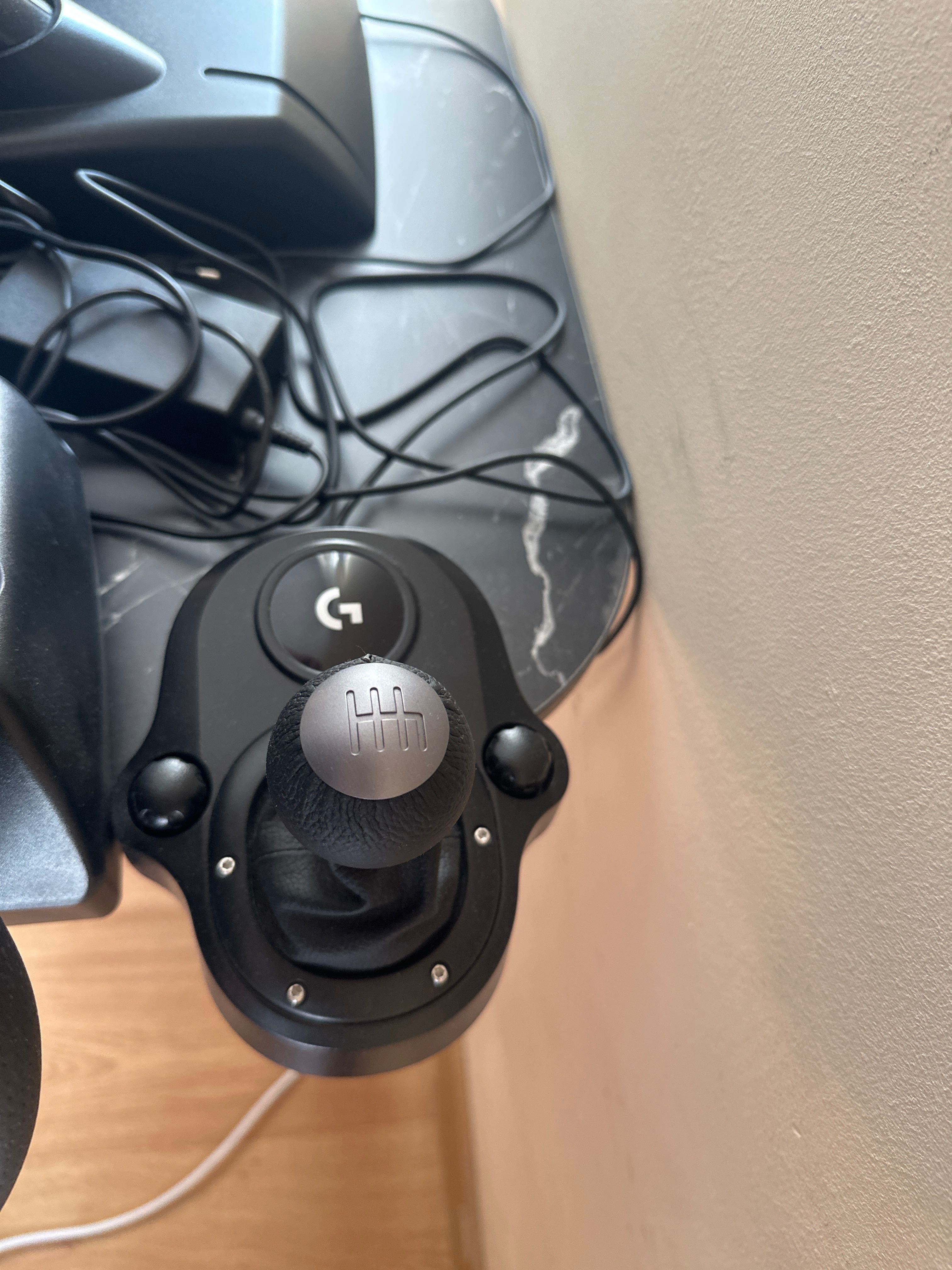 PS4 с два джойстика ВоланLOGITECH  и скоростен лост LOGITECH и 4 игри