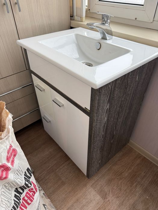 Раковина со смесителем и тумбой