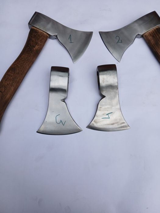 Topoare din foi de arc forjate manual