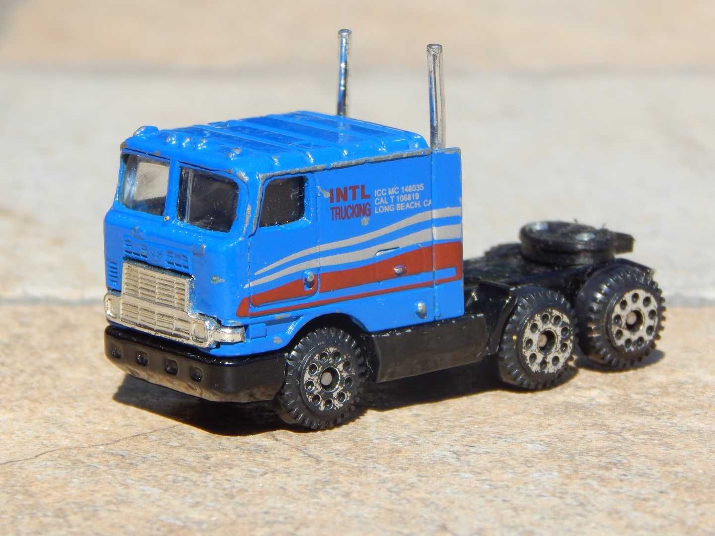 Macheta camion International 9700 1990 Long Beach scara 1:87