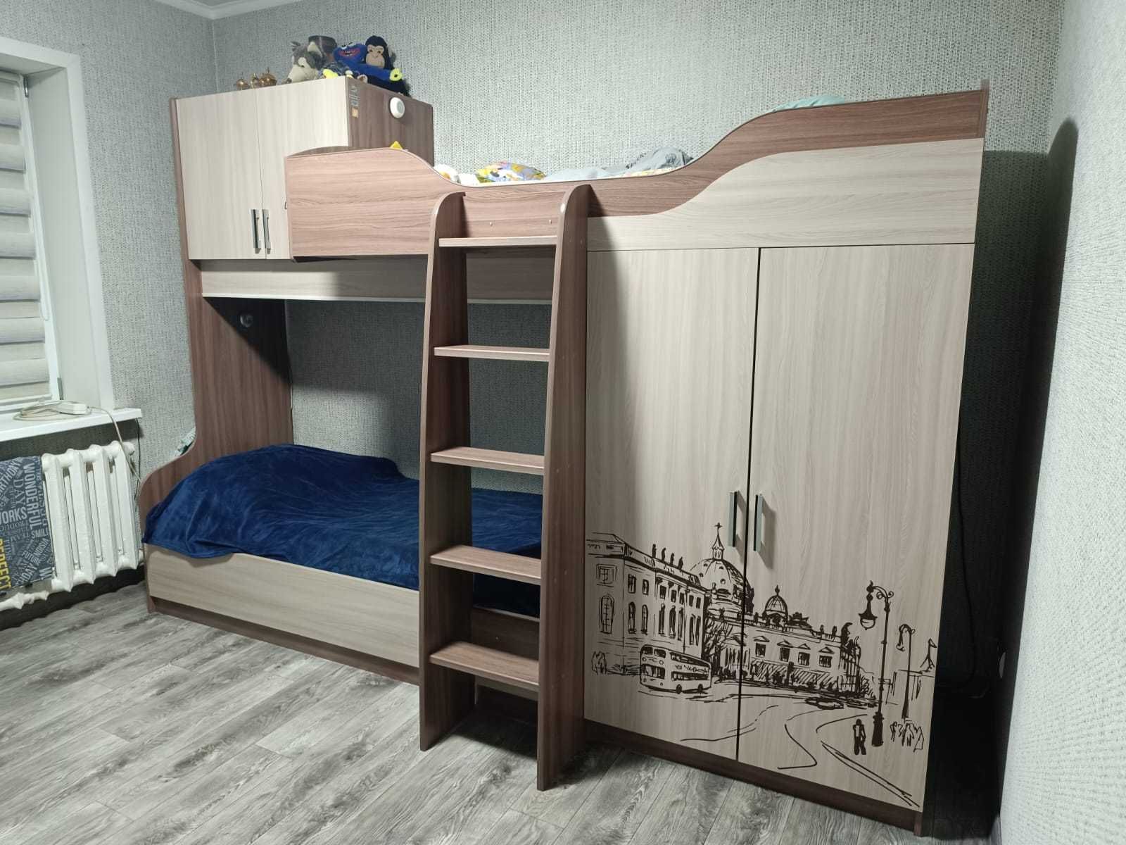 Двух ярусная кровать со встроенным платяным шкафом и полкой.