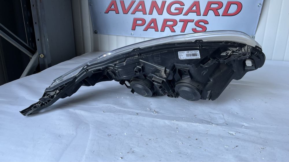 Ляв фар Peugeot 208 (2012-2019)