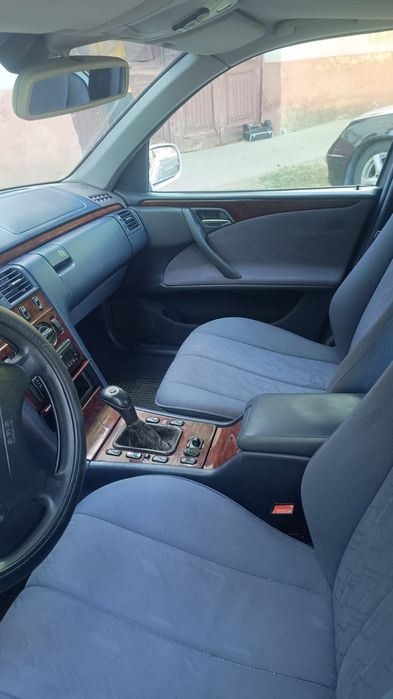 Vând Mercedes E200