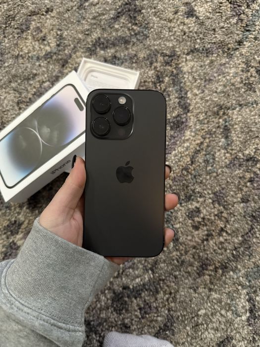 Продавам Iphone 14 pro с подаръци . 5 бр стъклени протектори и калъфи