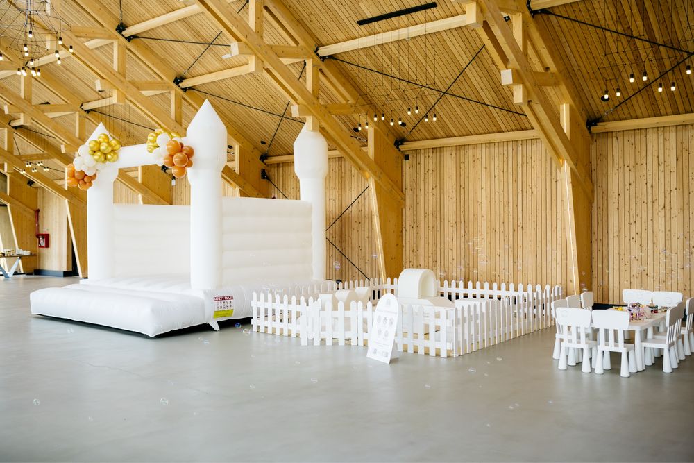 Închiriez jocuri din lemn uriase pentru evenimente/white bouncy castle
