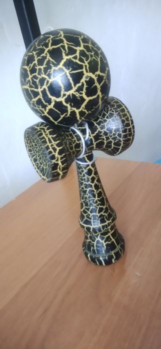 Kendama deosebită crackle negru cu galben