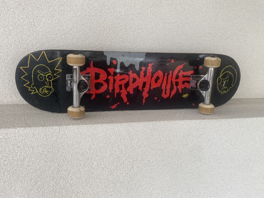 Skateboard Bird House Custom Made cu Rick & Morty