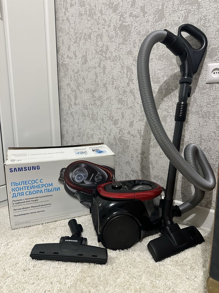 Продам Samsung Пылесос с контейнером для пыли SC18M21C0VR