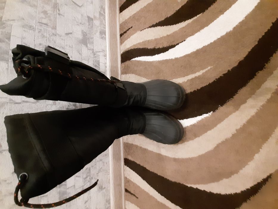 Сапоги для рыбалки резиновые утепленные на шипах.