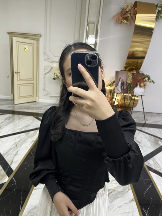 Чёрная блузка с корсетом, подчёркивает талию, как новая.