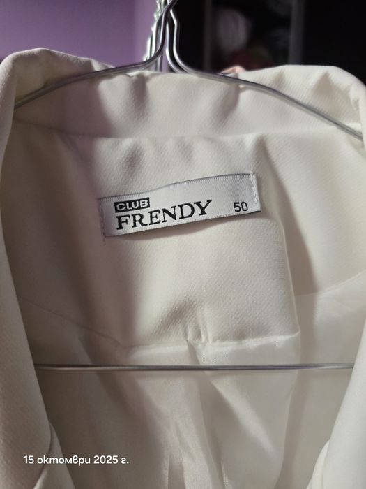 Дамско сако Fendi номер 50 не се отличава от ново в модерната права кр