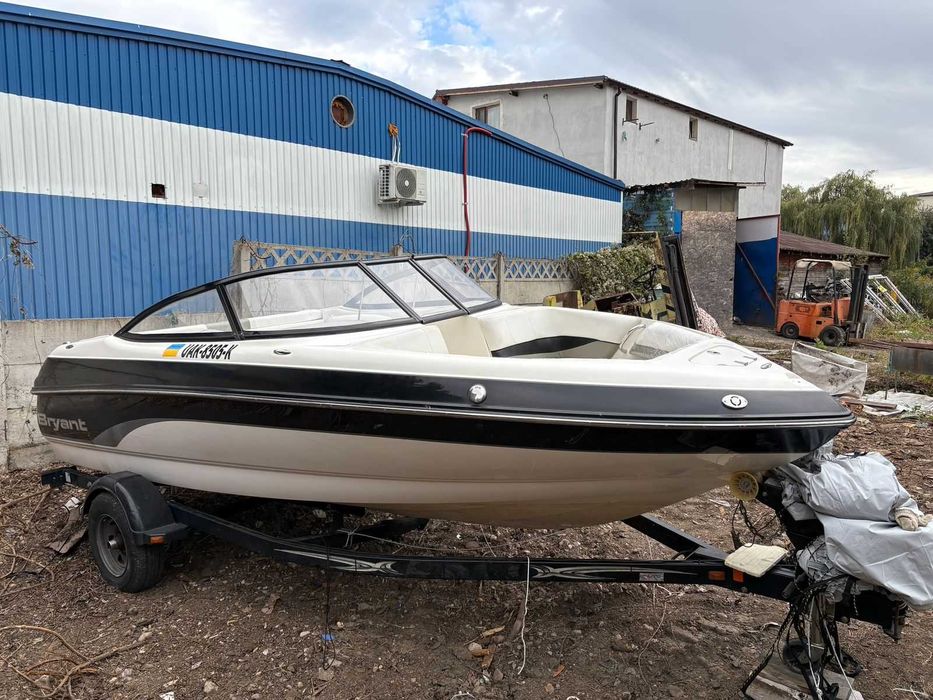 Vând o barcă Bryant 190DC cu motor Mercruiser 4.3 MPI de 210 CP