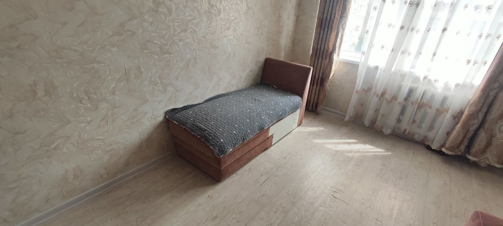Продам диван в среднем состояниии
