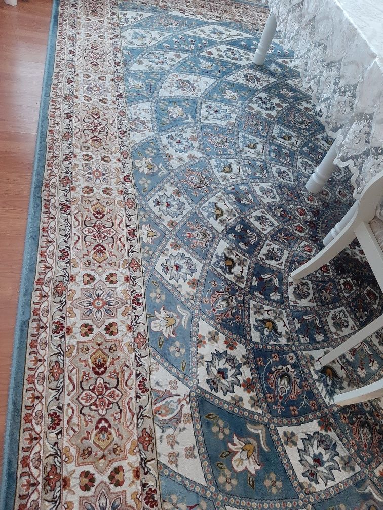 Продам ковёр. Очень красивый. Шелковый.