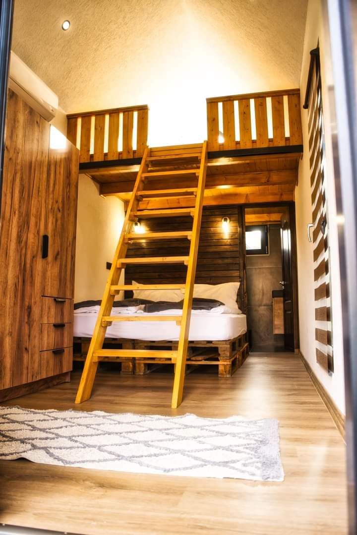 Vindem case și căsuțe de grădină pentru vacanță