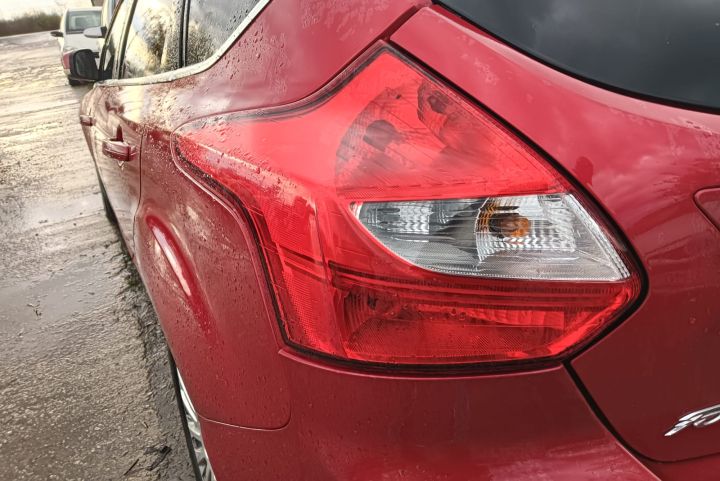 Cheder pe caroserie usa spate stanga Ford Focus a 3-a generatie