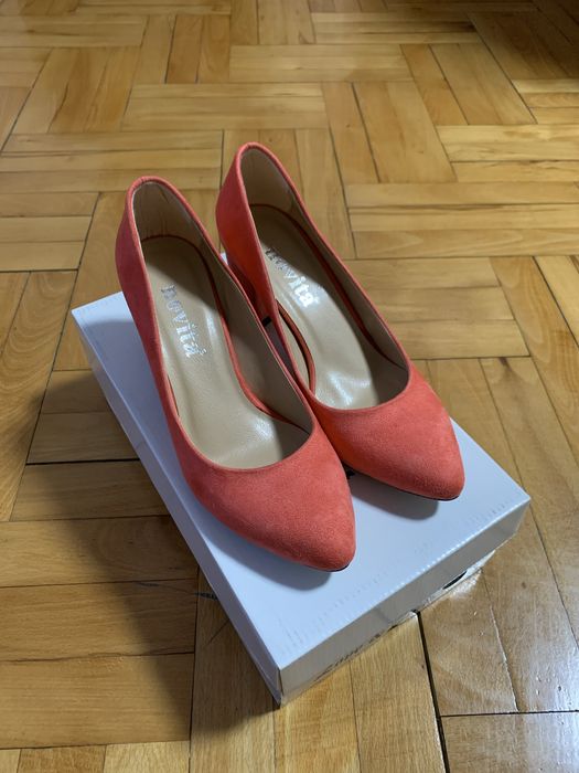 Чисто нови велурени обувки на висок ток Novita