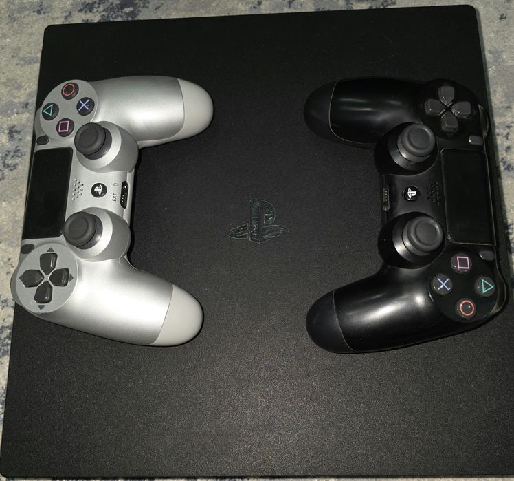Продаю ps 4 pro с 2 или 4 джойстикоми и играми на любой вкус