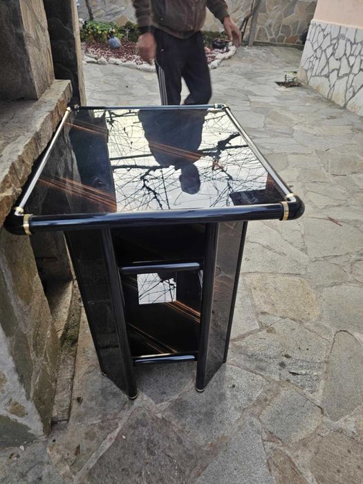 Продавам стъклена маса