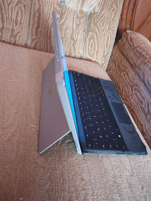 Vând tabletă  cu tastatura