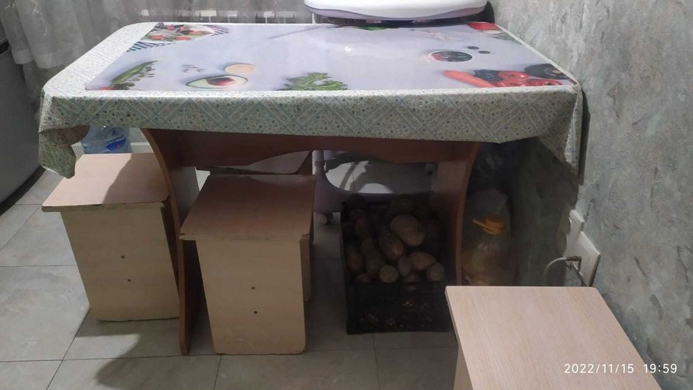 Стол кухонный + скамейки