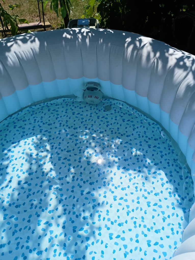De vânzare piscina cu jakuzi