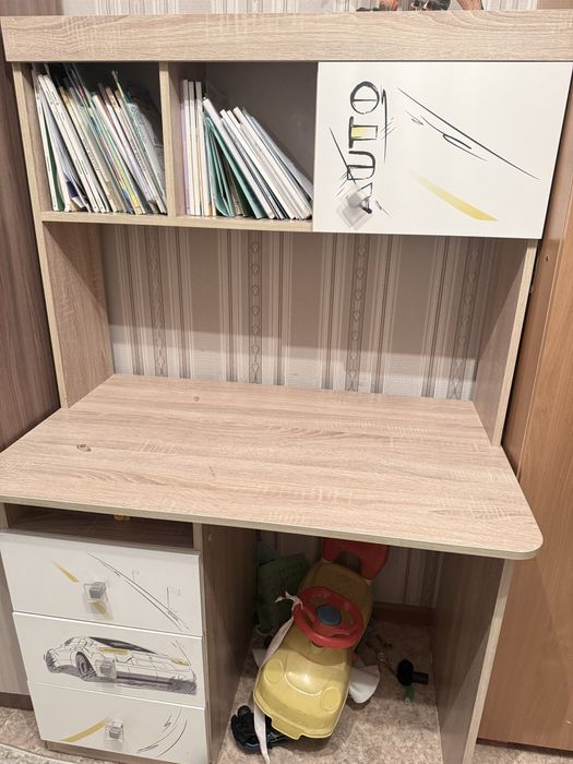 Продается детский письменный стол с полками и ящиками