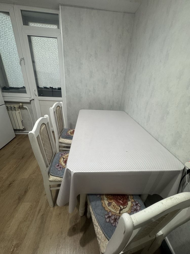 Продам деревянный стол и стулья