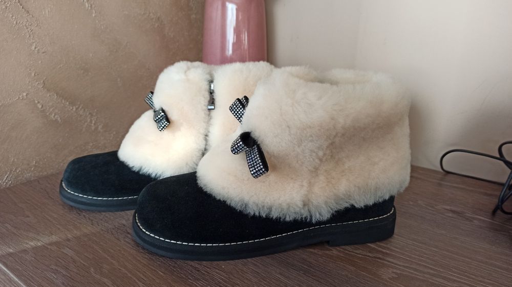 Боти естествен велур и вълна.