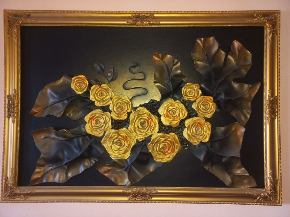 Картина в рамке из кожи