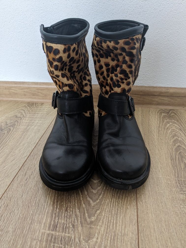 GUESS - Ghete de piele cu par scurt, cu animal print, Negru/Maro scort