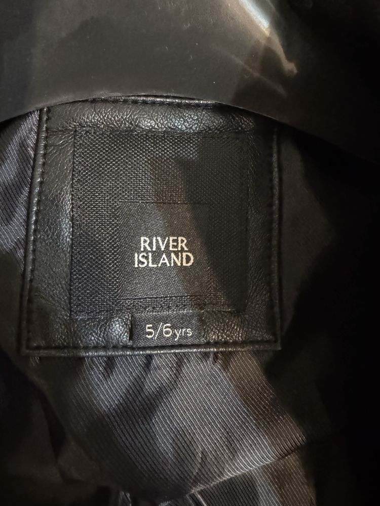 Чудесно и много топло яке за момче! Марката е River Island! За 5/6 год