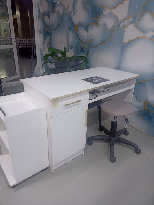 Маникюрный стол, парикмахерское кресло