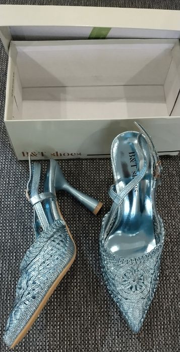 Нови лъскави обувки с ток