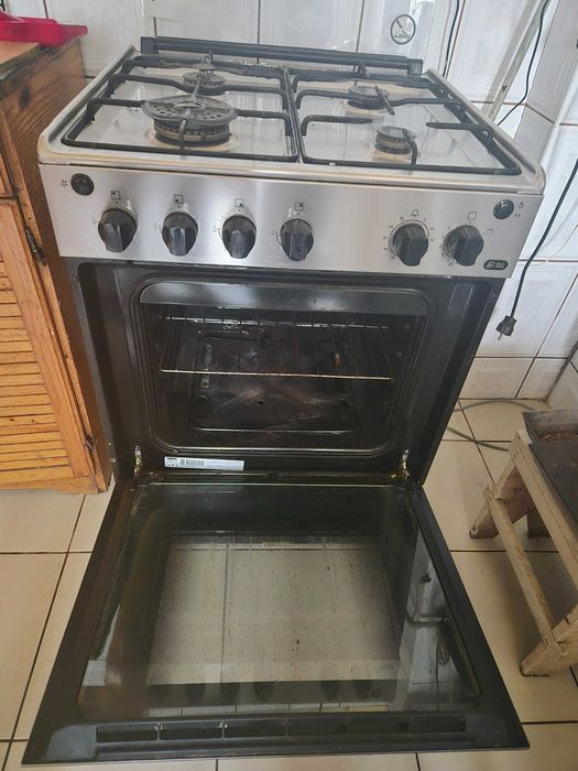 Aragaz Zanussi cu cuptor de vanzare