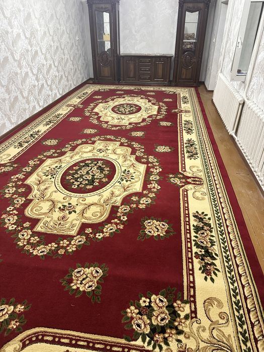 Gilam sotiladi razmeri 3.5 X 8.00 kelishilgan narxda beriladi