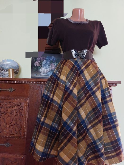 Fusta noua model clos foarte frumoasa, din stofa de lana,  plus  cadou