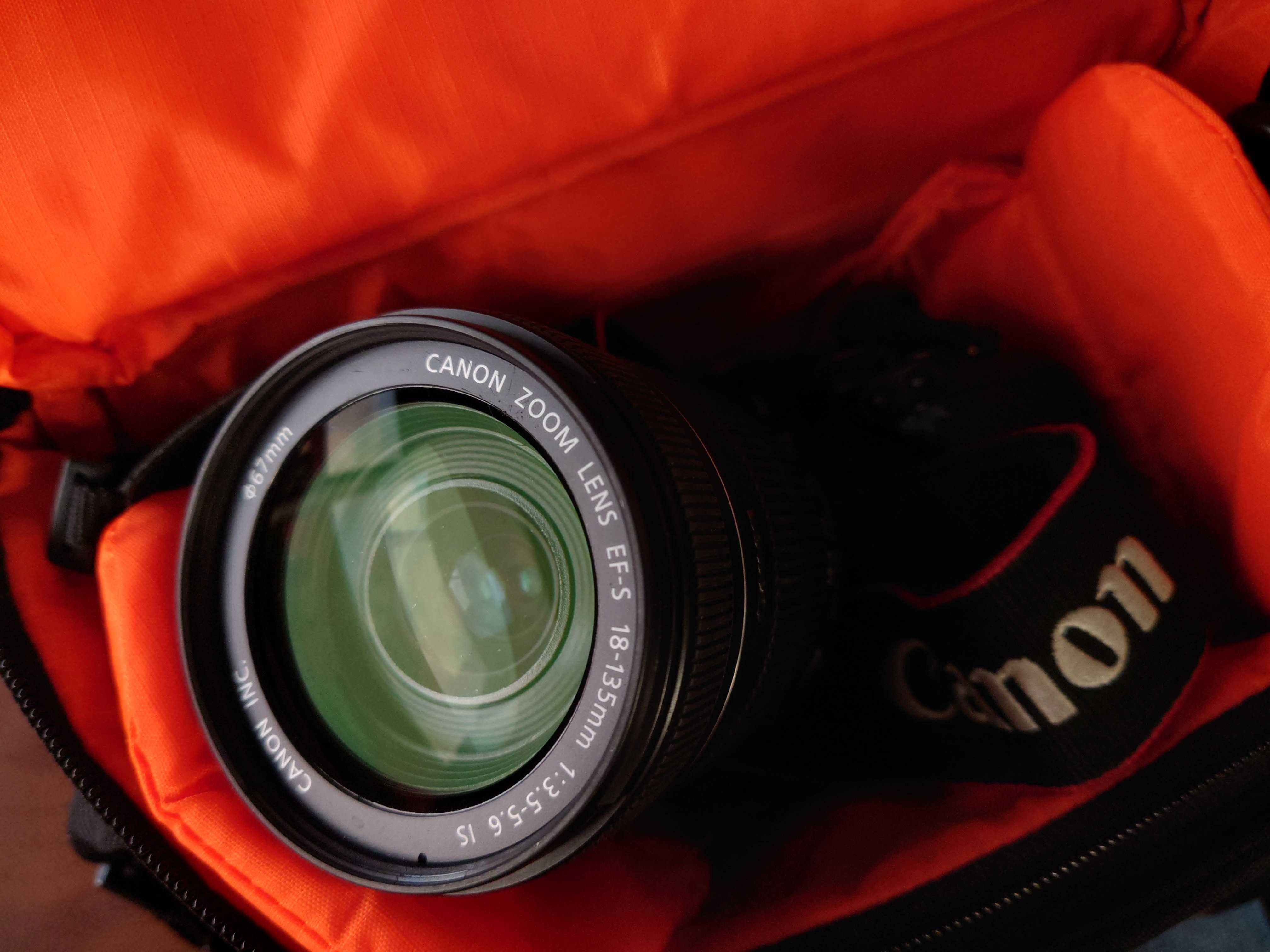 DSLR Canon EOS 600D cu obiectiv Canon EF-S 18-135 IS și accesorii