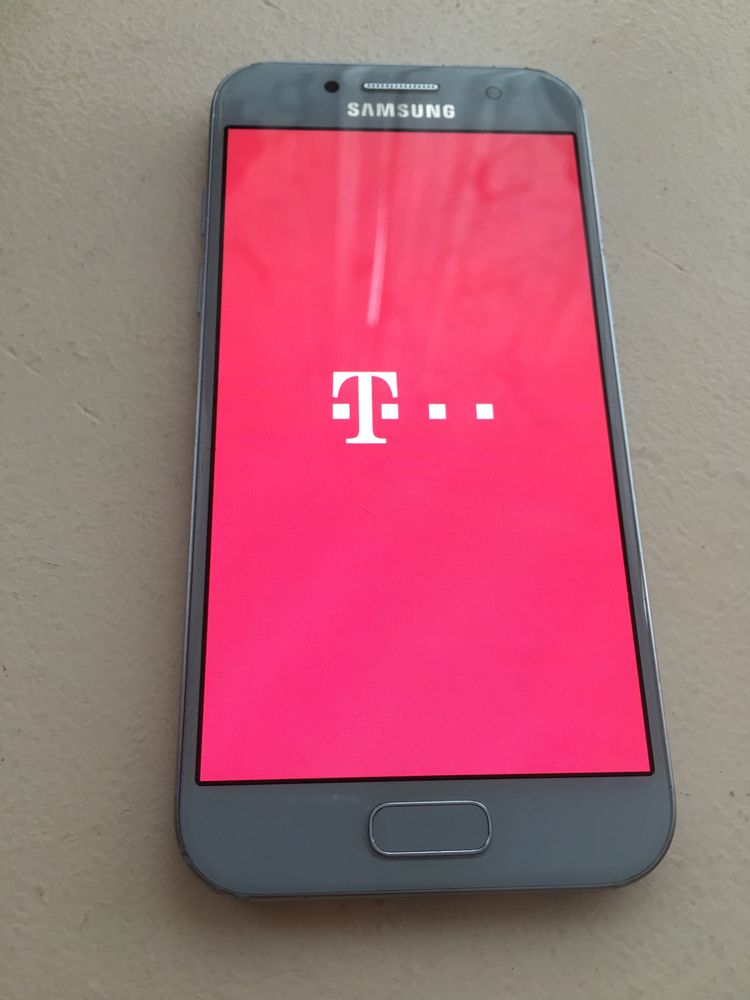 Samsung a3 display fisurat . Recarosare. De piese