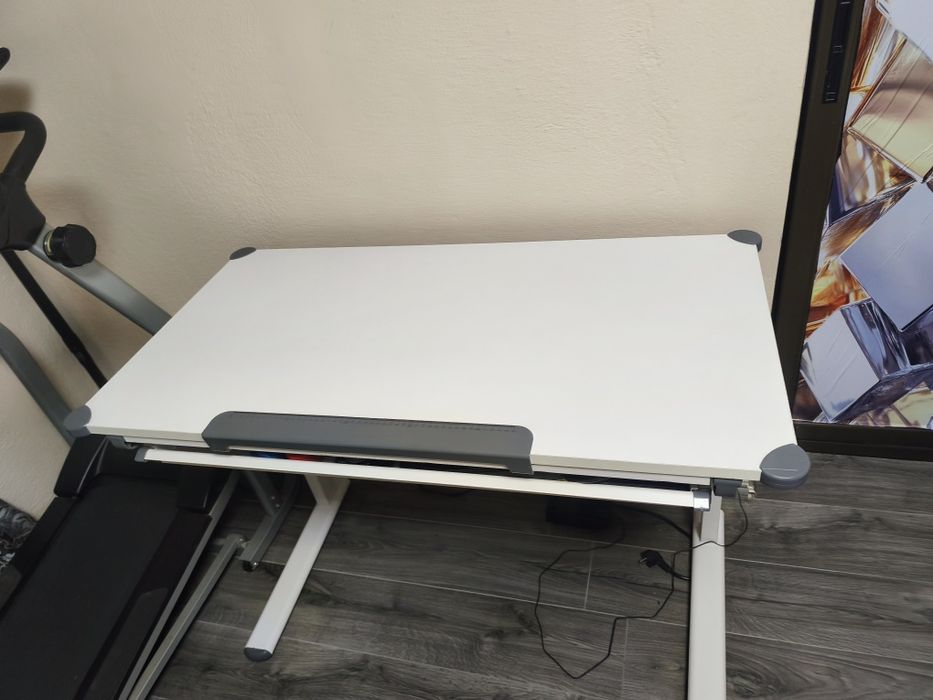 Birou reglabil pe înălțime
