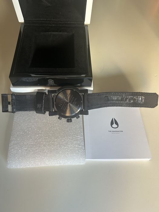 Часовник Nixon Magnacon 2 minutes to midnight