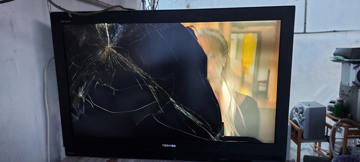 Tv Thosiba - cu ecranul spart dar functional