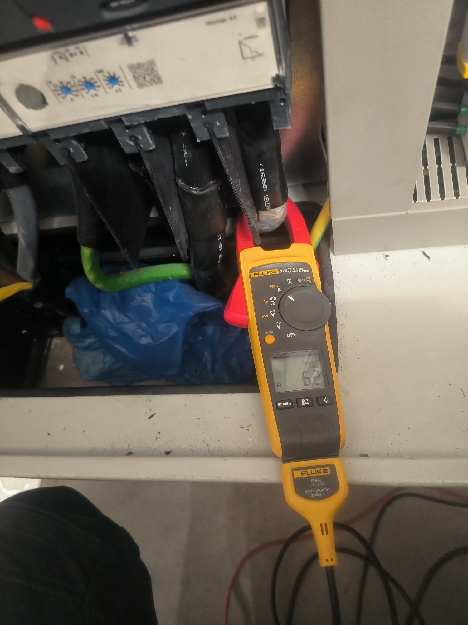 Vând multimetru Fluke 376