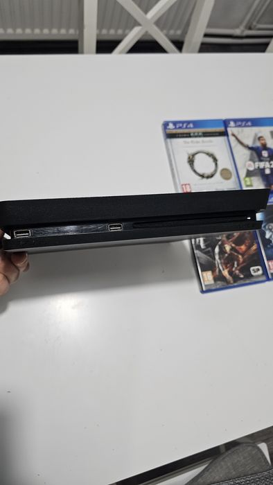 PlayStation 4 Slim 500gb 2 manete+4 jocuri!!!
