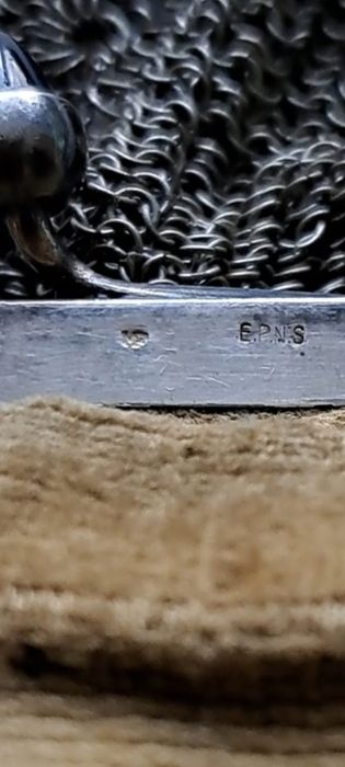 Poșetuță vintage din metal argintat.