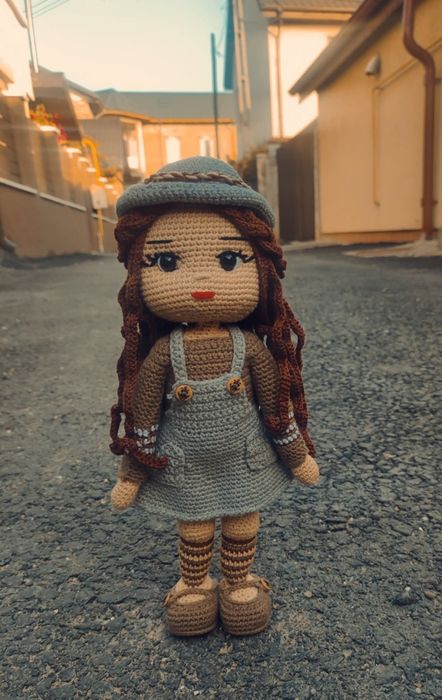 Păpușă croșetată manual