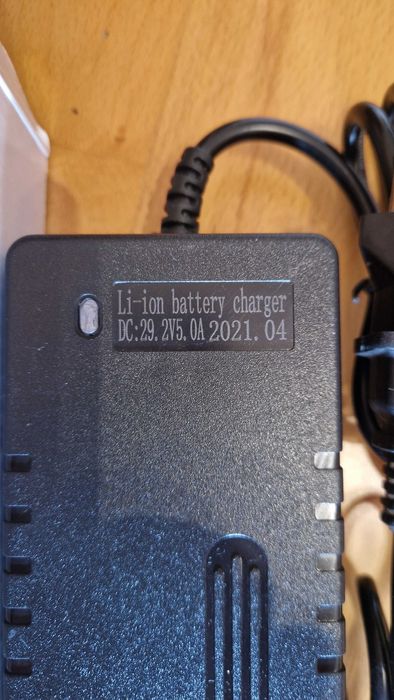 Incarcator baterii Li-ion 24v